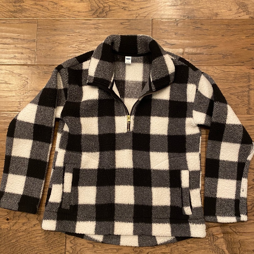 Black/white Buffalo top! Perfect to keep warm & look cute!